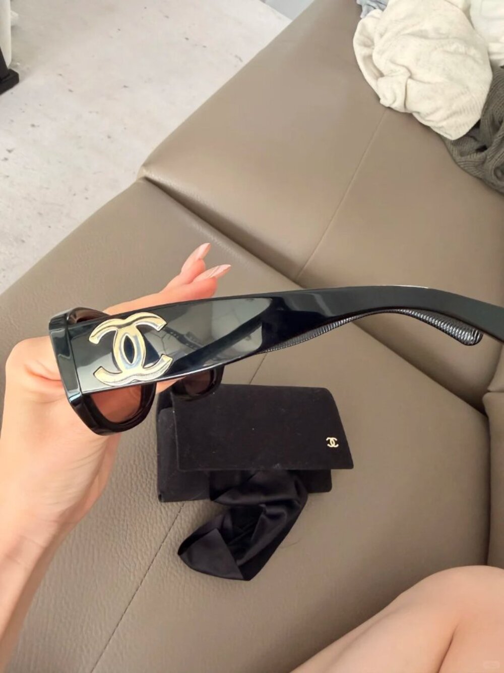 CHANEL CH5493 Black Sunglasses Gold CC Logo New Authentic - Picture 8 of 10